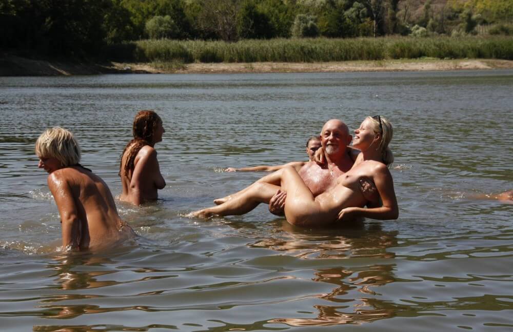 Naturist Family Event # 25 - Naturists live easily and freely