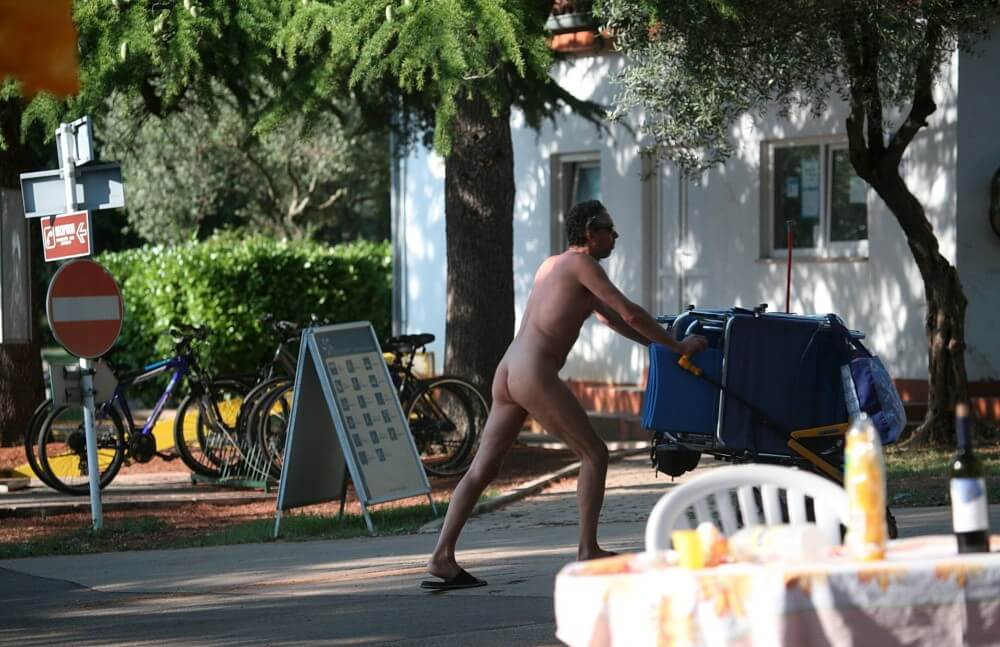 Park Side Street Pass-Bys photos - In ancient times, sports were practiced in the nude