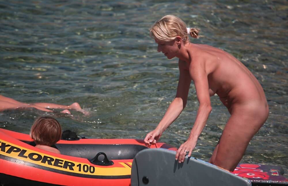 Red Boating for Two Nudists pics - Nudism strengthens health and self-esteem