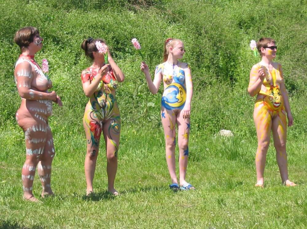 Family String-Apple Game Pics - Nudism means fewer complexes