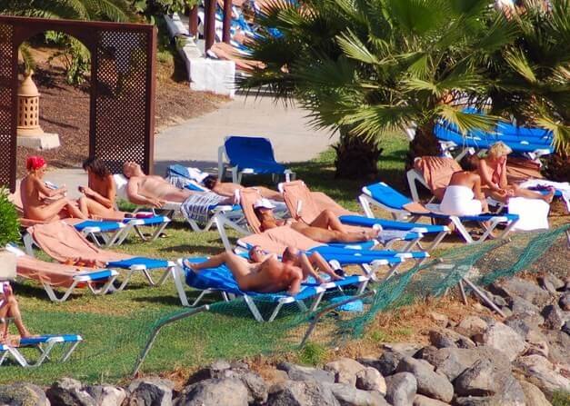 Enature - Les textiles - Nudism strengthens friendships and mutual respect