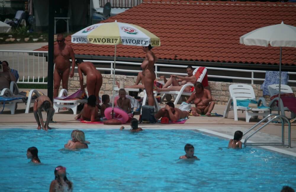 Naturist Pool Observation pics - People seek self-development and peace of mind through nudism