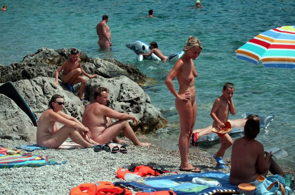 Rock Side Family Camping pics - Interaction with nature through naturism and nudism