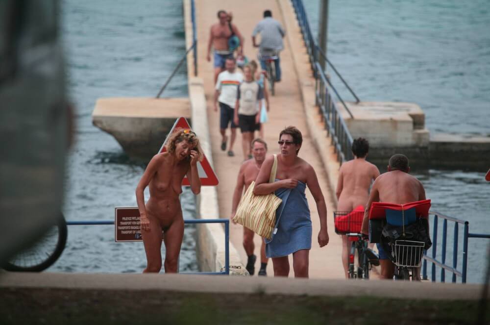 Crete FKK Bridge Crossing photos - Sincerity is the foundation of the nudist lifestyle