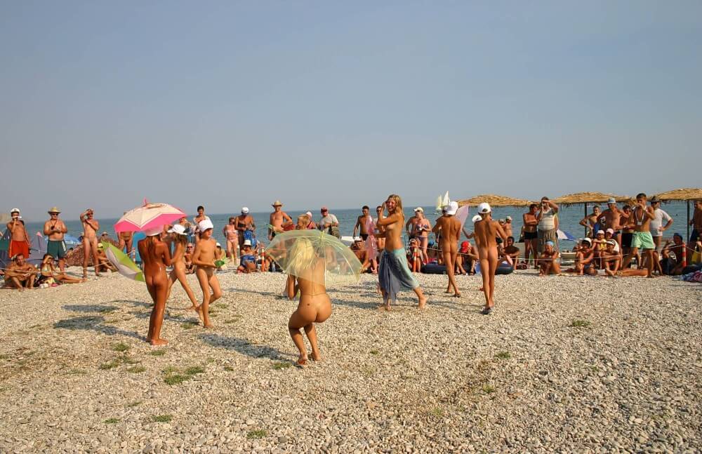 Ribbon and Umbrella Dance pics - The body looks beautiful and natural in its natural, unadorned state