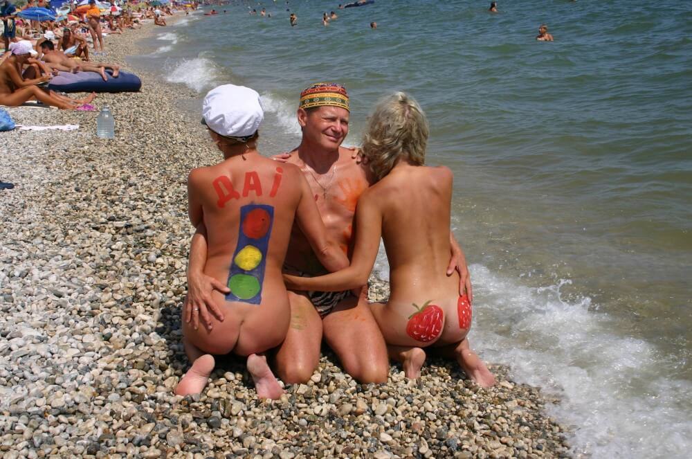 Bold Outdoor Nude Poses pics - Naturalness and freedom go hand in hand with naturism