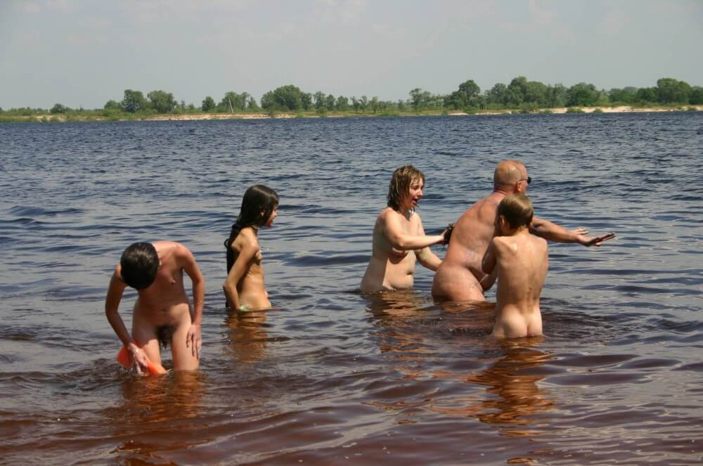Kiev Water-Front Bathing pics - Nudists live together in nature and in groups