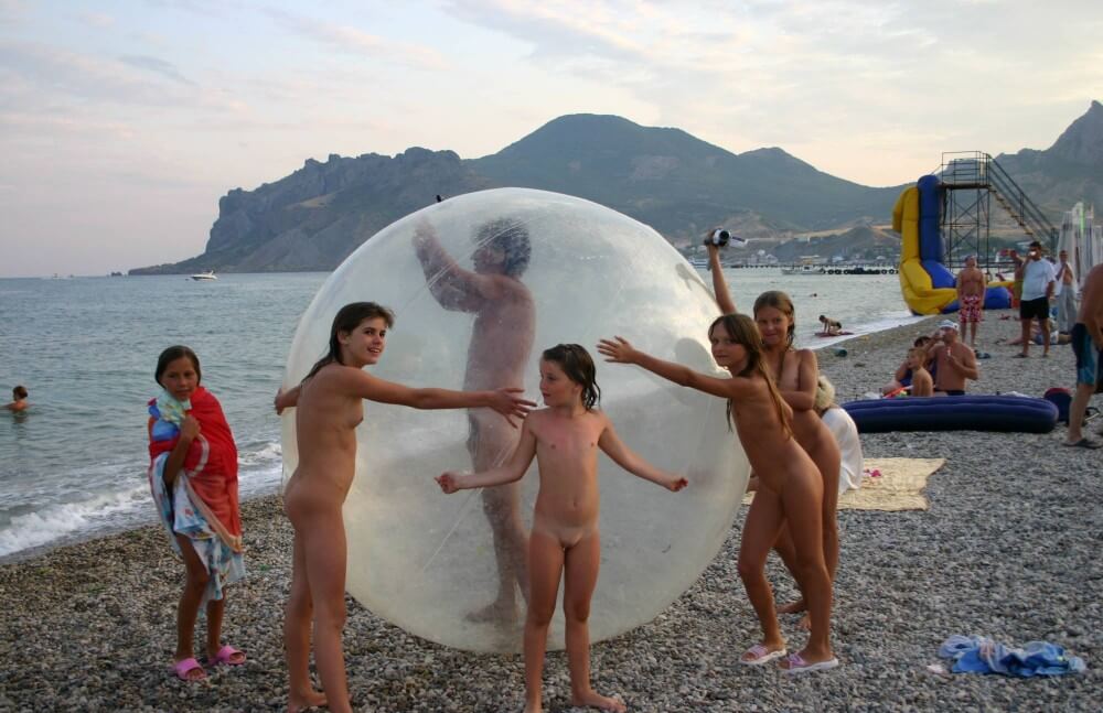 Pics Walk on the Beach Balloon - Beautiful family nudism