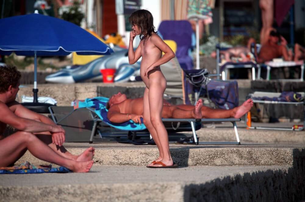 Girl Walk to Nudist Shower pics - Naturism helps overcome fears and insecurities