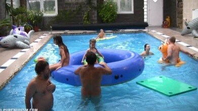 Piano pool and tennis Full HD - Naturists respect each other and those around them