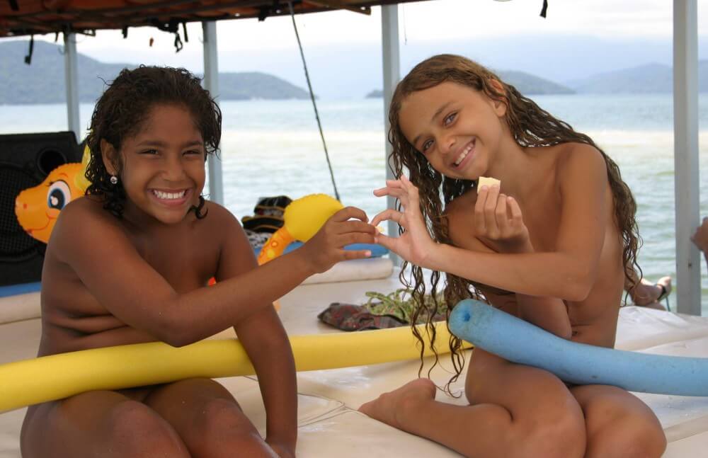 Brazilian Boating Girlfriend pics - There are many political figures among the movements supporters