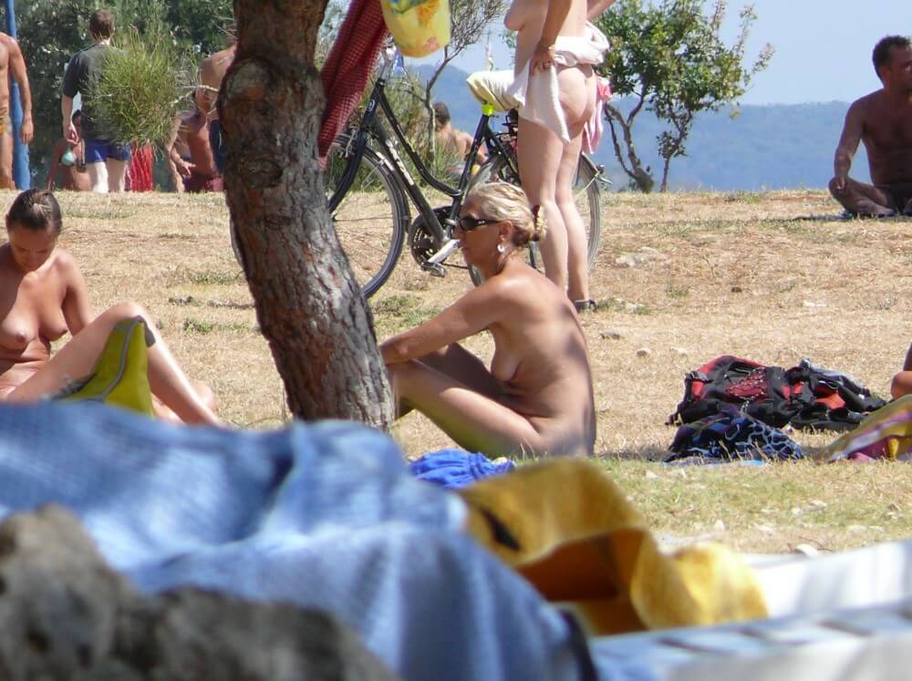 Ula FKK Shore Perspective pics - People practice nudism to achieve harmony with nature