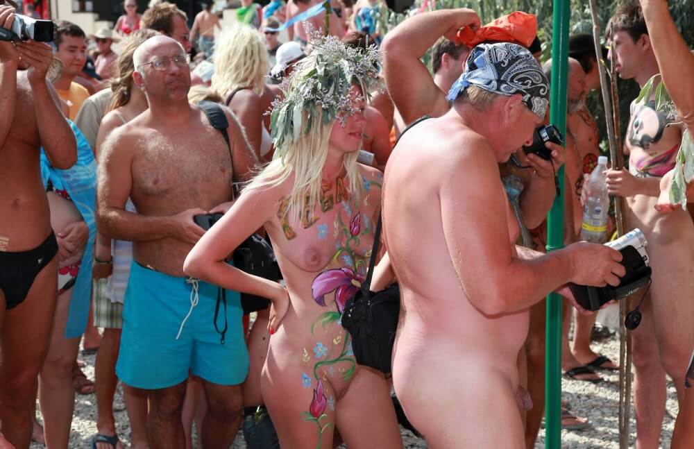 Neptune Painting Couple pics - Naturism helps overcome fears and insecurities
