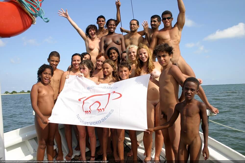 Naturism photo gallery # 59 - A spontaneous movement toward nudity