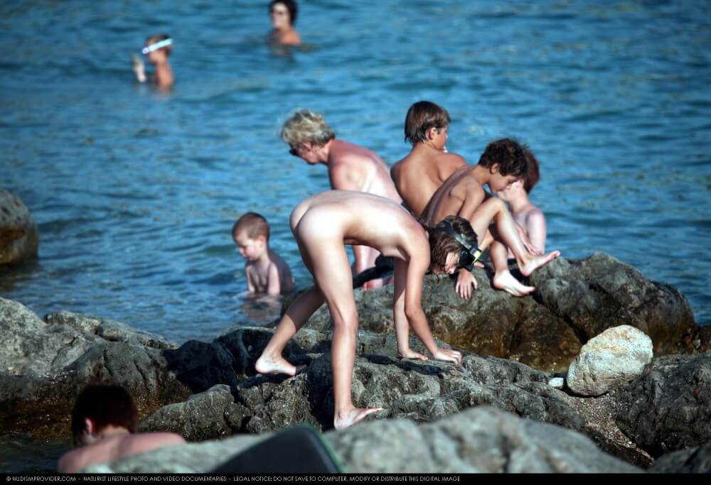 Summer day on the Black Sea photos - Nudism promotes happiness and well-being